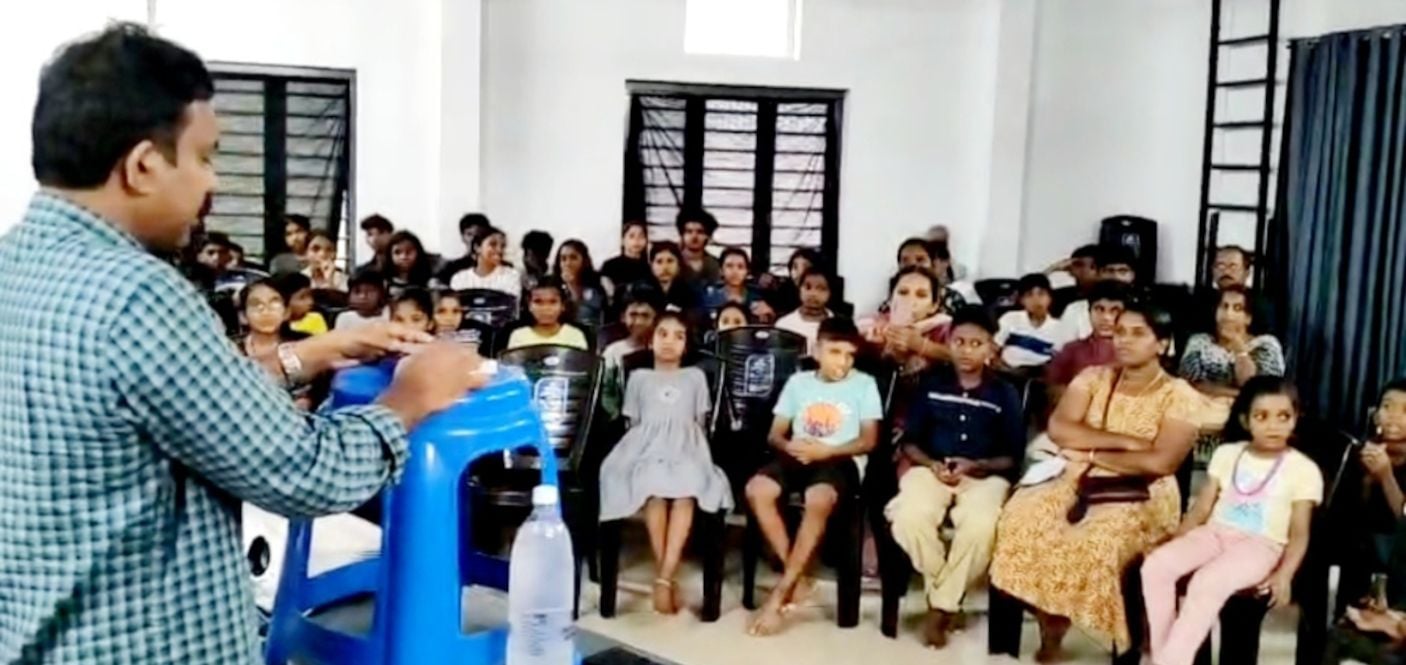  -ശാസ്ത്രാധ്യാപകനായിരുന്ന വി എസ് ശ്രീജിത്ത് ക്ലാസ് നയിക്കുന്നു