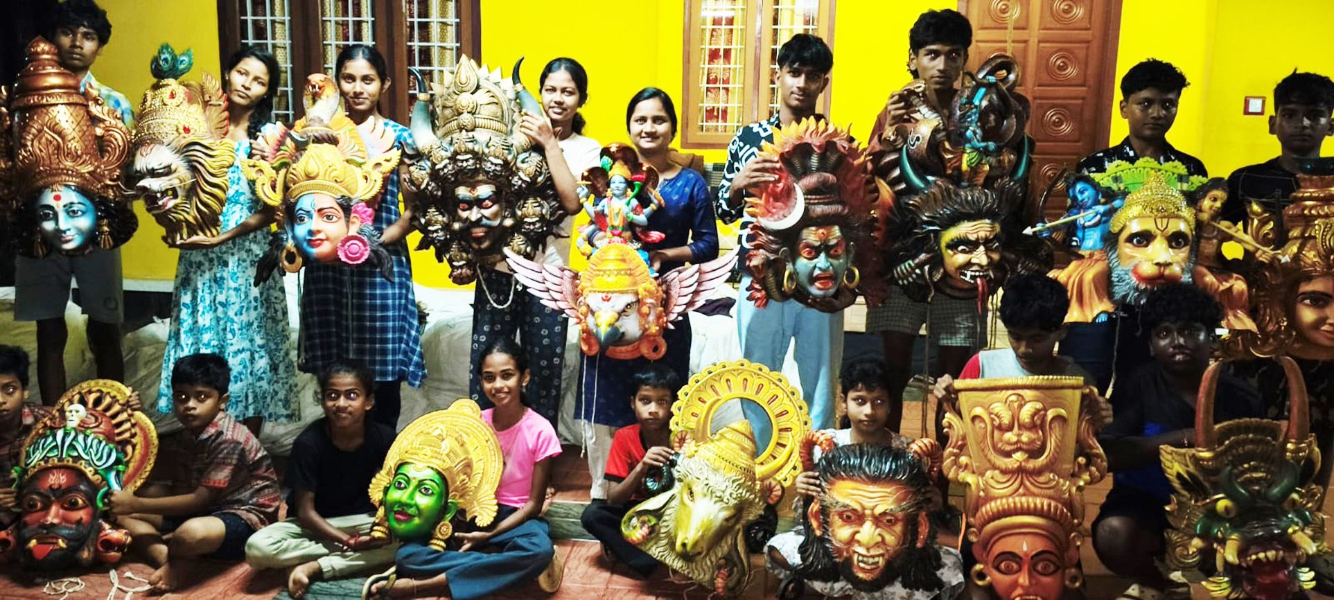 ഊരകം കുമ്മാട്ടി മഹോത്സവത്തിന് തയ്യാറാക്കിയ കുമ്മാട്ടി മുഖങ്ങളുമായി കുട്ടികൾ