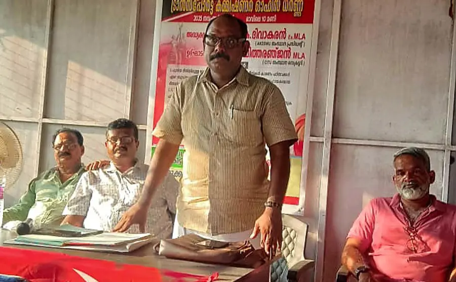 ഓൾ കേരള ഡ്രൈവിങ് സ്കൂൾ വർക്കേഴ്സ് യൂണിയൻ (സിഐടിയു) തൃപ്രയാർ മേഖലാ കൺവെൻഷൻ യൂണിയൻ സംസ്ഥാന കമ്മിറ്റിയംഗം ഇ ആർ സതീഷ് ഉദ്ഘാടനം ചെയ്യുന്നു
