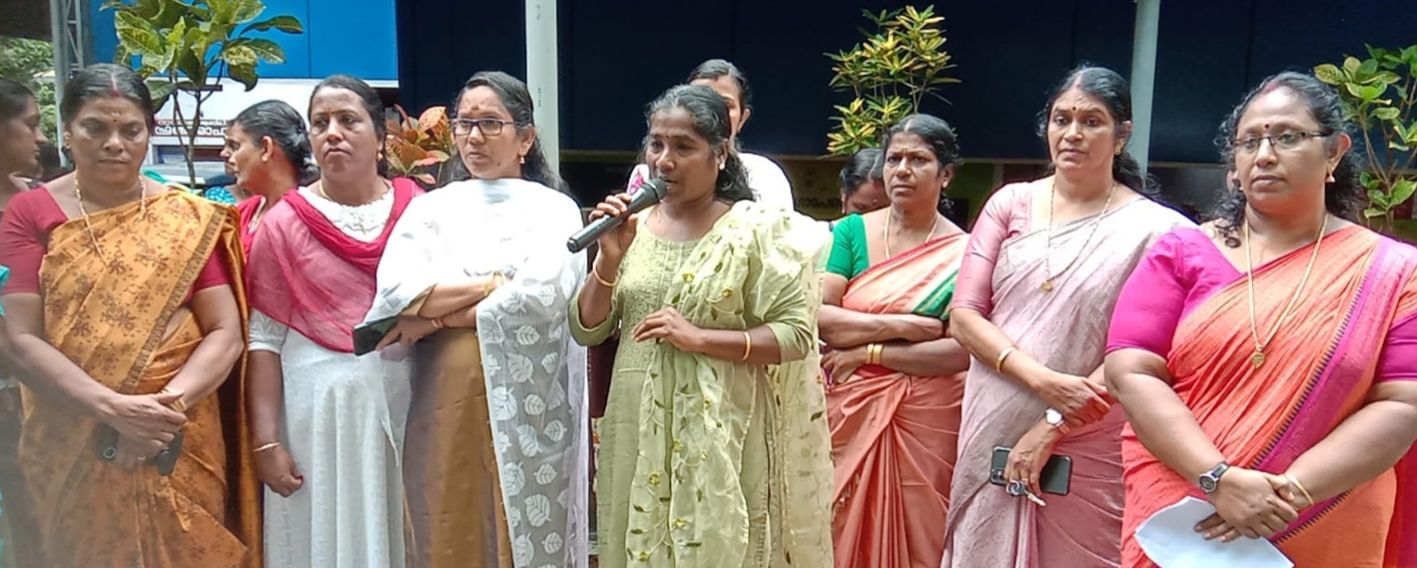 എല്‍ഡിഎഫ് മഹിളാ സംഘടനകളുടെ നേതൃത്വത്തില്‍ പഞ്ചായത്ത് ഓഫീസിന് മുന്നില്‍ നടത്തിയ ധര്‍ണ  മേലൂര്‍ പഞ്ചായത്ത് പ്രസിഡന്റ് എം എസ് സുനിത ഉദ്ഘാടനം ചെയ്യുന്നു 