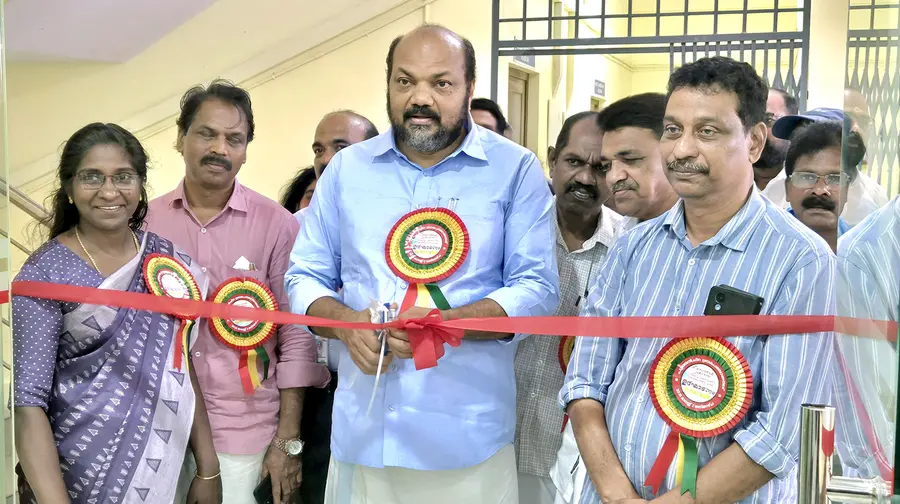 പുത്തൻചിറ പഞ്ചായത്ത് ഫ്രണ്ട് ഓഫീസ് വ്യവസായ മന്ത്രി പി രാജീവ് ഉദ്ഘാടനം ചെയ്യുന്നു