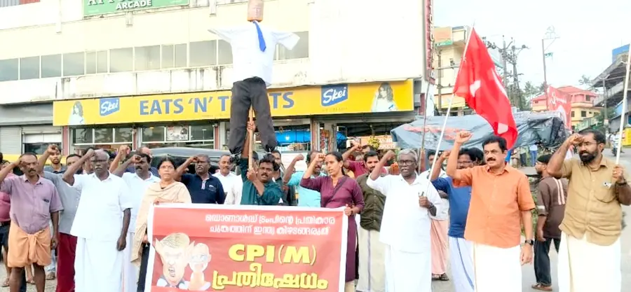 സിപിഐ എം പ്രതിഷേധം പുതുക്കാട് ജില്ലാ സെക്രട്ടറിയറ്റംഗം കെ കെ രാമചന്ദ്രൻ ഉദ്ഘാടനം ചെയ്യുന്നു