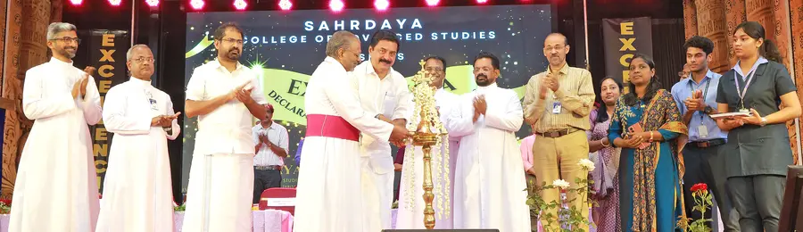 ഓട്ടോണമസ് പദവി പ്രഖ്യാപന ചടങ്ങ് മന്ത്രി റോഷി അഗസ്റ്റിൻ ഉദ്ഘാടനം ചെയ്യുന്നു