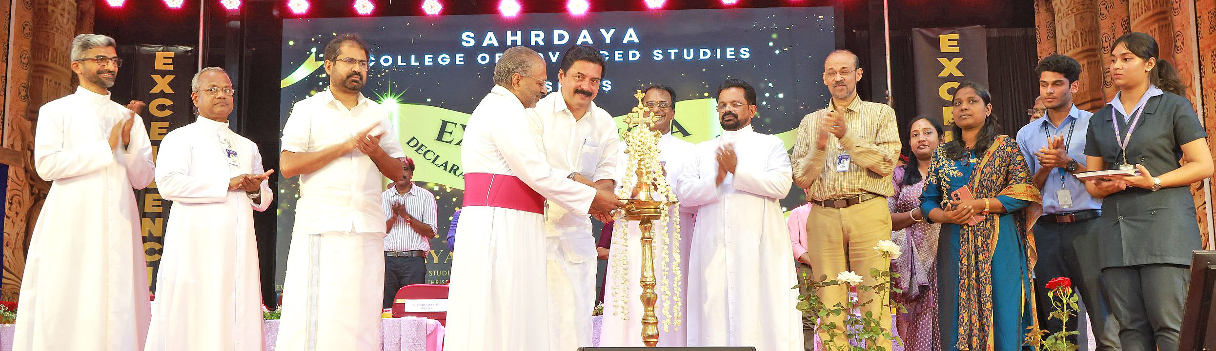 ഓട്ടോണമസ് പദവി പ്രഖ്യാപന ചടങ്ങ് മന്ത്രി റോഷി അഗസ്റ്റിൻ ഉദ്ഘാടനം ചെയ്യുന്നു 