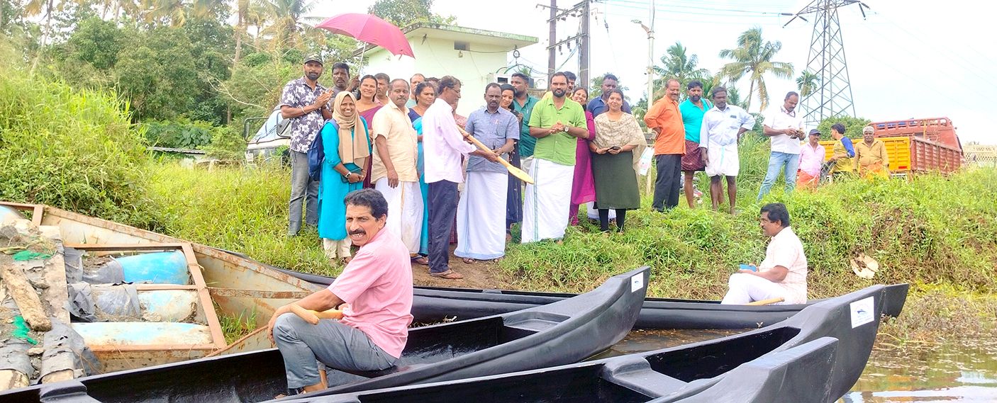 കൊരട്ടി പഞ്ചായത്ത് പ്രസിഡന്റ് പി സി ബിജു ഫൈബര്‍ വഞ്ചികള്‍ മത്സ്യത്തൊഴിലാളികള്‍ക്ക് കൈമാറുന്ന