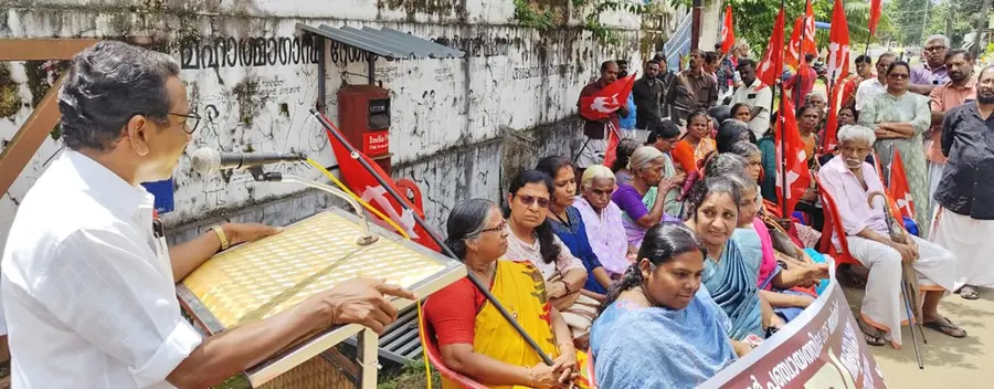 സിപിഐ അളഗപ്പനഗർ പഞ്ചായത്ത് കമ്മിറ്റി നടത്തിയ സമരം സി യു പ്രിയൻ ഉദ്ഘാടനം ചെയ്യുന്നു