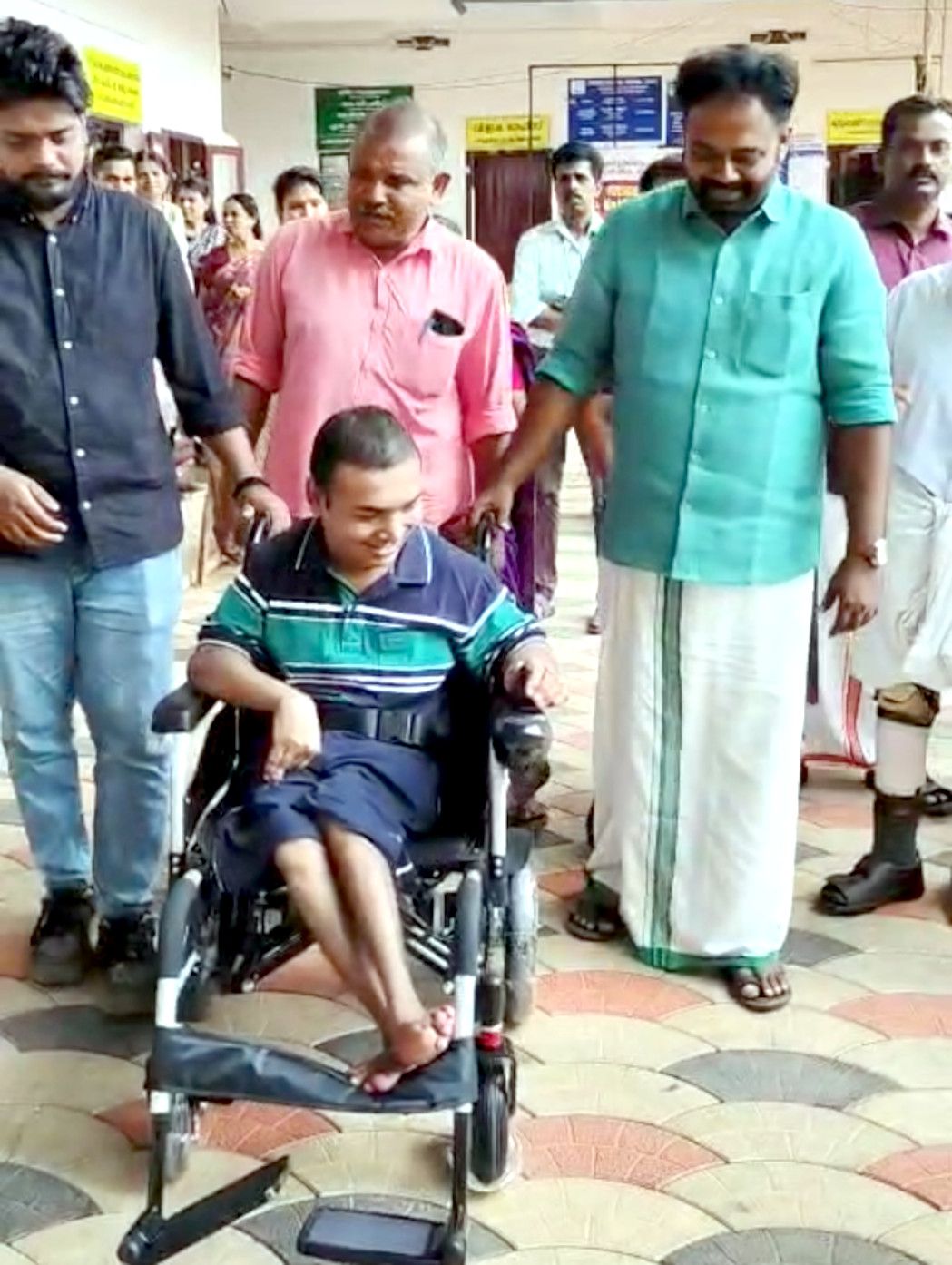 ഭിന്നശേഷിക്കാർക്ക് പഞ്ചായത്ത് പ്രസിഡന്റ്‌ ഇ കെ അനൂപ് ഉപകരണങ്ങൾ വിതരണം ചെയ്യുന്നു 