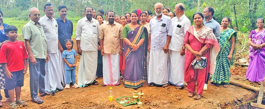 അന്നമനട പഞ്ചായത്തിലെ 137-ാം നമ്പര്‍ സ്മാര്‍ട്ട് അങ്കണവാടിക്കായി നിര്‍മിക്കുന്ന കെട്ടിടത്തിന്റെ നിര്‍മാണോദ്ഘാടനം പ്രസിഡന്റ് പി വി വിനോദ് നിര്‍വഹിക്കുന്നു