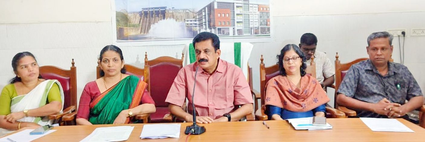 പുതുക്കാട് മണ്ഡലം വൈദ്യുത സുരക്ഷാ - ജാഗ്രതാ സമിതി രൂപീകരണയോഗത്തിൽ കെ കെ രാമചന്ദ്രൻ എംഎൽ എ സംസാരിക്കുന്നു