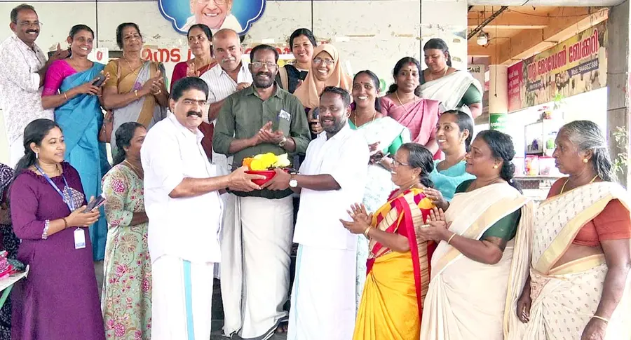 അന്നമനട പഞ്ചായത്ത് കുടുംബശ്രീ ഓണചന്ത പ്രസിഡന്റ് പി വി വിനോദ് ഉദ്ഘാടനം ചെയ്യുന്നു