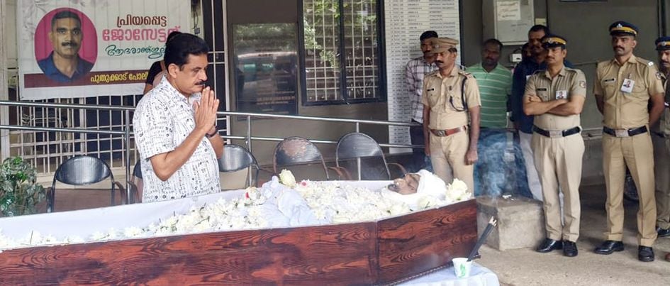 ഹോം ഗാർഡ് ജോസിന് കെ കെ രാമചന്ദ്രൻ എംഎൽഎ അന്ത്യോപചാരം അർപ്പിക്കുന്നു 