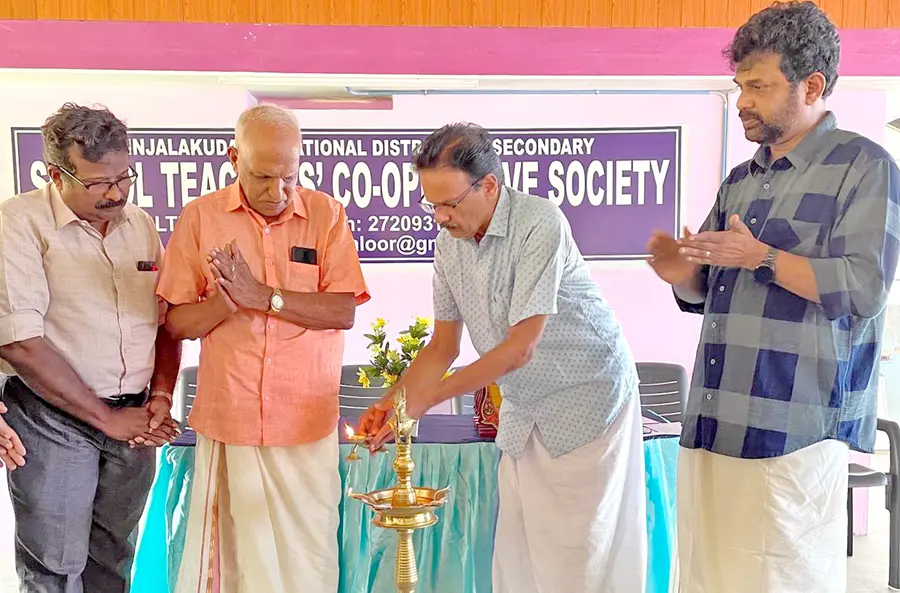 അധ്യാപക സഹകരണ സംഘം വാർഷികം എ എൻ വാസുദേവൻ ഉദ്ഘാടനം ചെയ്യുന്നു