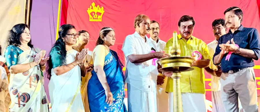 കുഴൂർ വാദിക സാംസ്കാരിക വേദി സംഘടിപ്പിച്ച നാടകരാവിന്റെ സമാപന സമ്മേളനവും വാദിക വനിതാവേദിയും
ഡോ.രാജു ഡേവിസ് പെരേപ്പാടൻ ഉദ്ഘാടനം ചെയ്യുന്നു