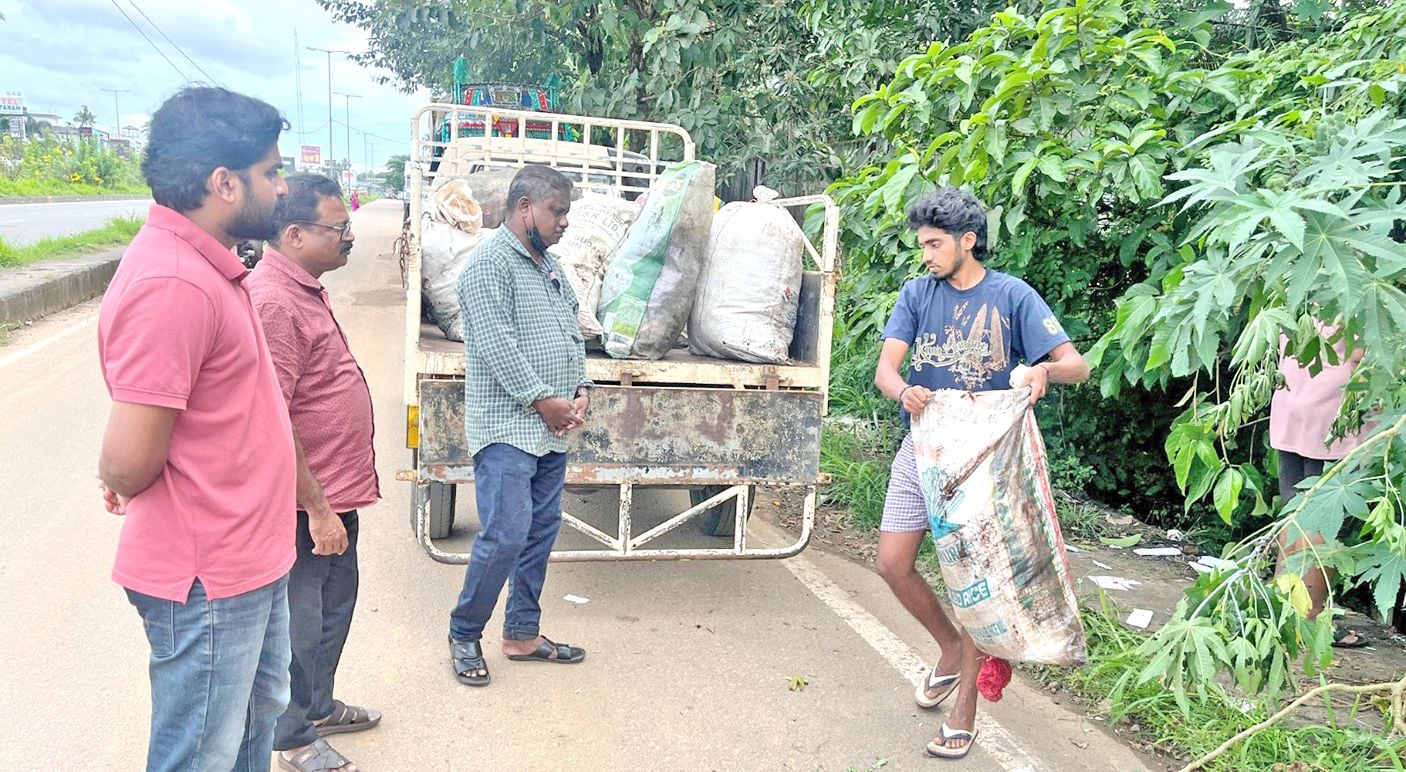 മാലിന്യം നിക്ഷേപിച്ചത് തിരിച്ചെടുപ്പിക്കുന്നു 