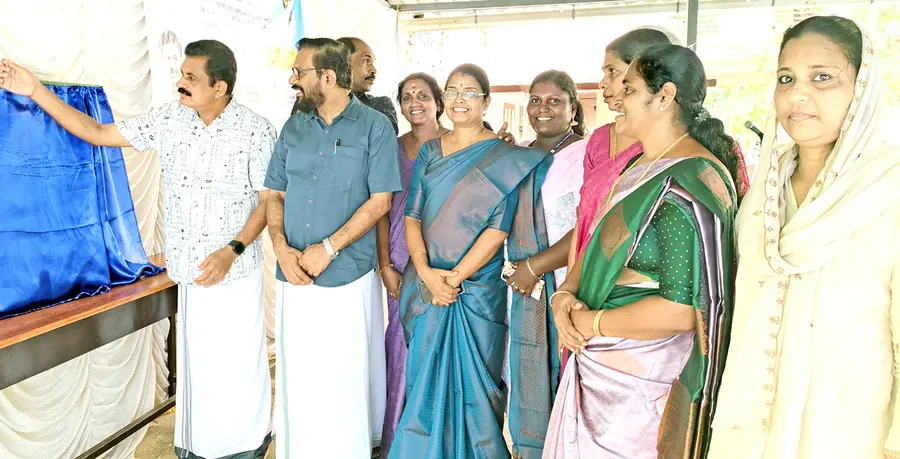 കന്നാറ്റുപാടം ഗവ. ഹയർ സെക്കൻഡറി സ്കൂളിലെ ചുറ്റുമതിൽ, ക്ലാസ് മുറികൾ എന്നിവയുടെ നിർമാണം കെ കെ രാമചന്ദ്രൻ എംഎൽഎ ഉദ്ഘാടനം ചെയ്യുന്നു