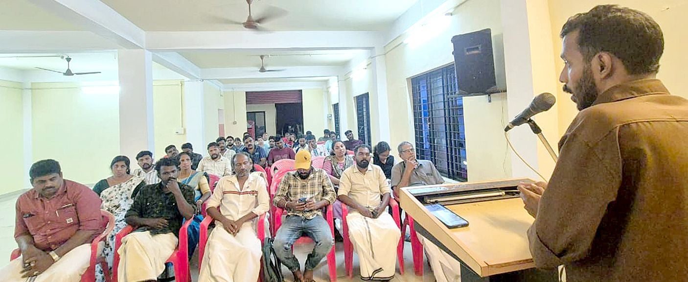 ജിനീഷ്ദാസ് അനുസ്മരണദിനം ഡിവൈഎഫ്ഐ ജില്ലാ സെക്രട്ടറിയറ്റംഗം കെ എ സൈഫുദ്ധീൻ ഉദ്ഘാടനം ചെയ്യുന്നു