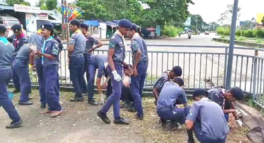 കുട്ടികൾ ശുചീകരണം നടത്തുന്നു 