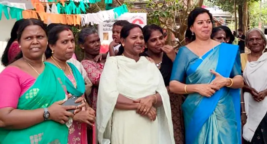 പറപ്പൂക്കര ഡിവിഷൻ എൽഡിഎഫ് സ്ഥാനാർഥി അമ്പിളി വേണു പര്യടനത്തിനിടെ