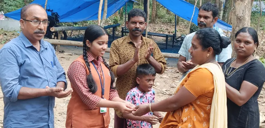 കളഞ്ഞുകിട്ടിയ സ്വർണമോതിരം തിരിച്ചേൽപ്പിക്കുന്നു
