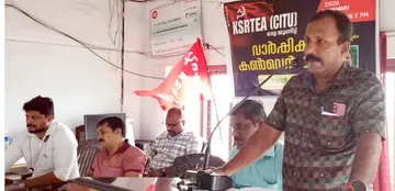 കെഎസ്എഫ്ഇ ഹെഡ് ഓഫിസിന് മുന്നിൽ നടന്ന പ്രതിഷേധ ധർണ സിഐടിയു ജില്ലാ സെക്രട്ടറി ടി സുധാകരൻ
ഉദ്ഘാടനം ചെയ്യുന്നു
