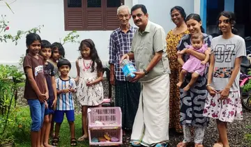 കോനിക്കരയിലെ കുട്ടിക്കട കെ കെ രാമചന്ദ്രൻ എംഎൽഎ ഉദ്ഘാടനം ചെയ്യുന്നു