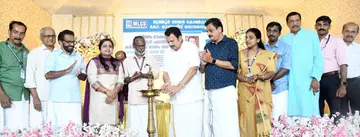 ഓണം ബോണസും ഔഷധ സസ്യത്തെെ വിതരണവും കർഷകരെ ആദരിക്കലും മന്ത്രി കെ മുരളീധരൻ ഉദ്ഘാടനം ചെയ്യുന്നു