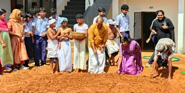 അഷ്ടമിച്ചിറ ഗാന്ധി സ്മാരക ഹൈസ്കൂളിലെ കരനെൽ കൃഷിക്ക് വിത്തുവിതച്ച് സംസ്ഥാന കർഷക പുരസ്കാര ജേതാവ് ടി എ ശിവരാമൻ ഉദ്ഘാടനം ചെയുന്നു