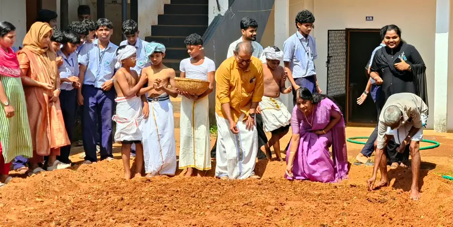 അഷ്ടമിച്ചിറ ഗാന്ധി സ്മാരക ഹൈസ്കൂളിലെ കരനെൽ കൃഷിക്ക് വിത്തുവിതച്ച് സംസ്ഥാന കർഷക പുരസ്കാര ജേതാവ്  ടി എ ശിവരാമൻ  ഉദ്ഘാടനം ചെയുന്നു 