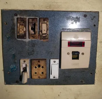 ഇടിമിന്നലിൽ തകർന്ന സ്വിച്ച്ബോർഡ് 