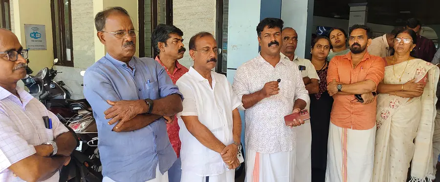 എല്‍ഡിഎഫ് കൗണ്‍സിലര്‍മാരും ജീവനക്കാരും നഗരസഭ ഓഫീസിന് മുന്നില്‍ നടത്തിയ പ്രതിഷേധം ജില്‍ ആന്റണി ഉദ്ഘാടനം ചെയ്യുന്നു