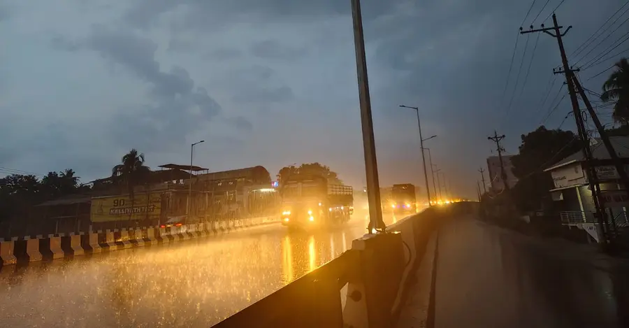 ആമ്പല്ലൂർ മേൽപ്പാലത്തിലെ വഴിവിളക്കുകൾ കത്താത്തനിലയിൽ.  വെളിച്ചമില്ലാത്ത സർവീസ് റോഡും കാണാം 