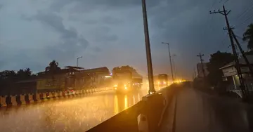 ആമ്പല്ലൂർ മേൽപ്പാലത്തിലെ വഴിവിളക്കുകൾ കത്താത്തനിലയിൽ.  വെളിച്ചമില്ലാത്ത സർവീസ് റോഡും കാണാം 