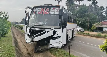 ദേശീയപാത കോളത്തൂരിൽ അപകടത്തിൽപ്പെട്ട ടൂറിസ്റ്റ് ബസ്