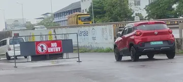 നഗരസഭയ്ക്ക് സമീപം സര്‍വീസ് റോഡിലെ നോ എന്‍ട്രി ബോര്‍ഡ് മറികടന്ന് പോകുന്ന വാഹനങ്ങള്‍ 