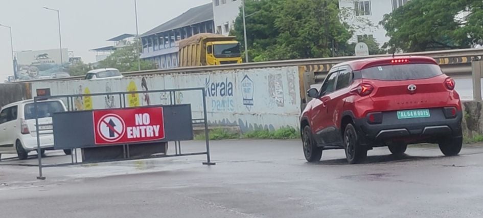 നഗരസഭയ്ക്ക് സമീപം സര്‍വീസ് റോഡിലെ നോ എന്‍ട്രി ബോര്‍ഡ് മറികടന്ന് പോകുന്ന വാഹനങ്ങള്‍ 