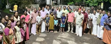 ഉഴലൂർ ക്ഷേത്രപരിസരത്ത് സ്ഥാപിച്ച മിനിമാസ്റ്റ് ലൈറ്റ് കെ കെ രാമചന്ദ്രൻ എംഎൽഎ സ്വിച്ച് ഓൺ ചെയ്യുന്നു