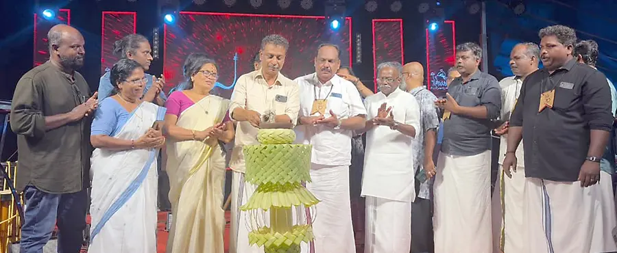 കരിന്തലക്കൂട്ടം നാട്ടറിവു പഠന കേന്ദ്രത്തിന്റെ മുപ്പതാം വാര്ഷികാഘോഷം വി ആര് സുനില്കുമാര് എംഎല്എ ഉദ്ഘാടനം ചെയ്യുന്നു