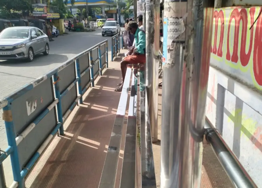 കിഴക്കേനടയിലെ ബസ്‌ കാത്തിരിപ്പ് കേന്ദ്രത്തിലെ ഇരിപ്പിടത്തിലെ ഉരുണ്ട സ്റ്റീൽ പൈപ്പ് മാറ്റി സൗകര്യപ്രദമാക്കിയപ്പോൾ