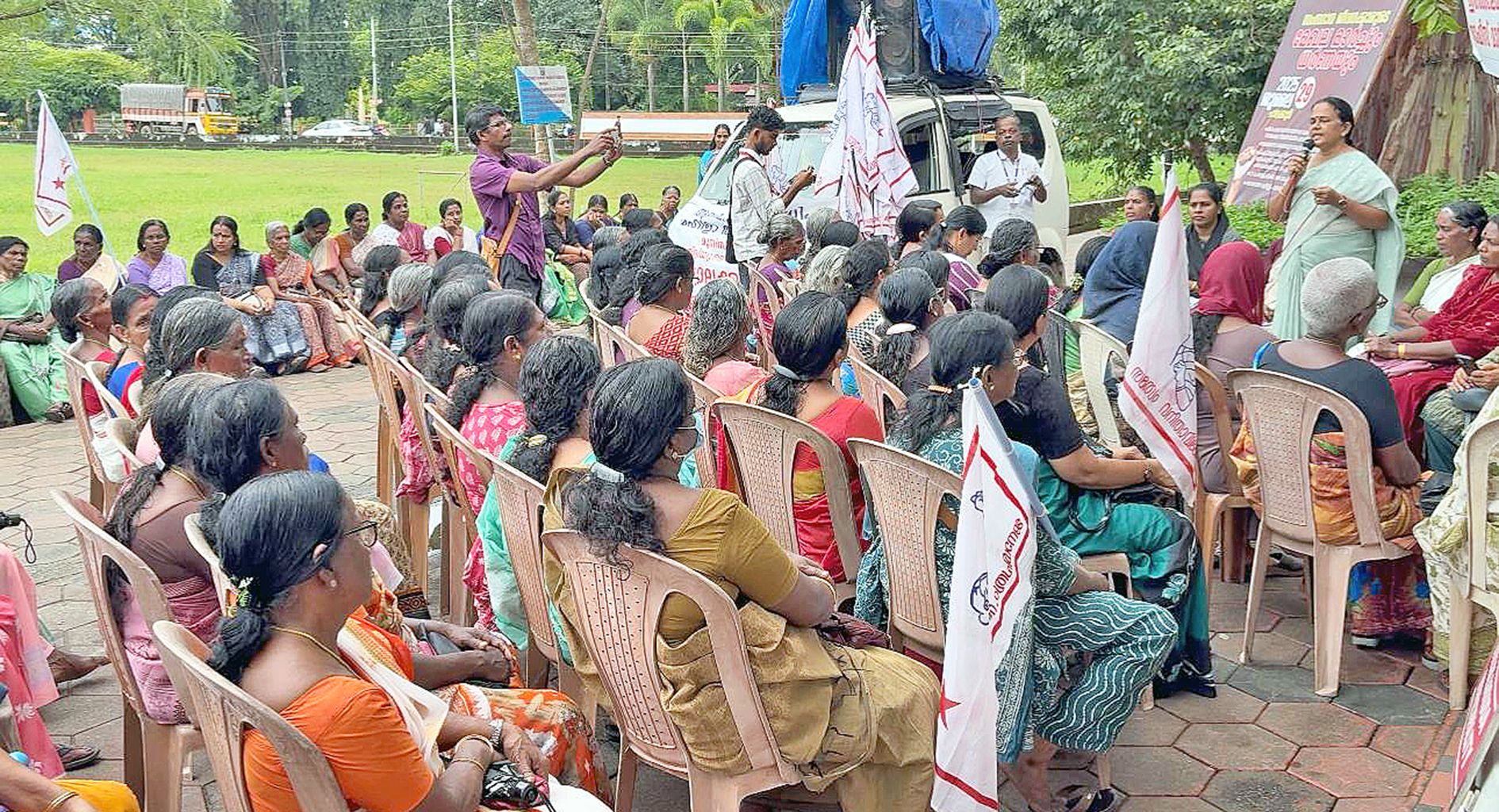 ജനാധിപത്യ മഹിളാ അസോസിയേഷന്റെ നേതൃത്വത്തിൽ ഇരിങ്ങാലക്കുട നഗരസഭയിലേക്ക് നടത്തിയ പ്രതിഷേധ മാർച്ച്  അഡ്വ. കെ ആർ വിജയ ഉദ്ഘാടനം ചെയ്യുന്നു