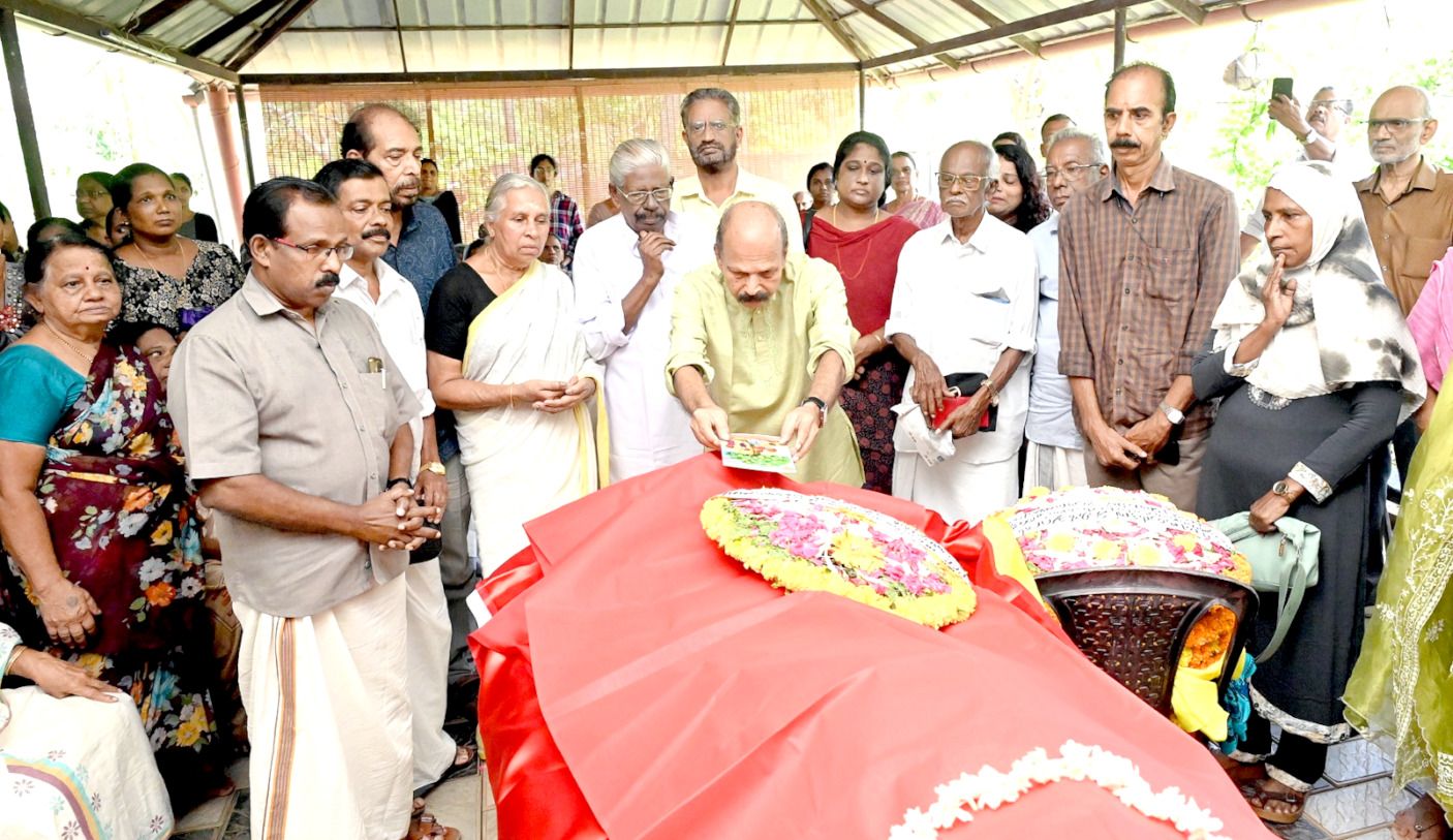 കവി മുരളീധരൻ ആനാപ്പുഴയുടെ മൃതദേഹത്തിൽ ‘അക്ഷരമുത്തുകൾ’ എന്ന പുസ്തകം സിപ്പി പള്ളിപ്പുറം സമർപ്പിക്കുന്നു