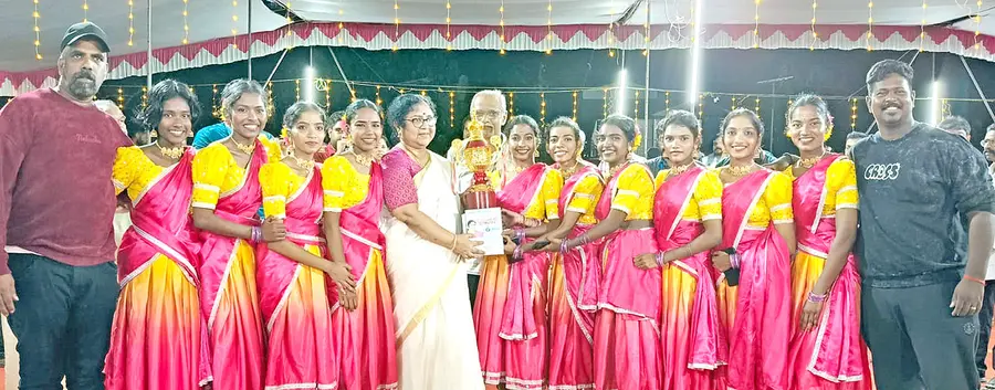 ഇരിങ്ങാലക്കുടയിൽ മധുരം ജീവിതം ഓണക്കളി മത്സരത്തിൽ ഒന്നാം സ്ഥാനം നേടിയ ടീമിന് മന്ത്രി ആർ ബിന്ദു ട്രോഫി സമ്മാനിക്കുന്നു