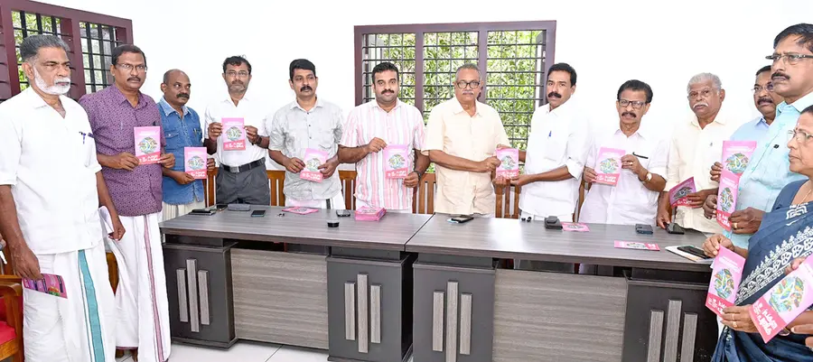 കൊടുങ്ങല്ലൂർ നഗരസഭ എൽഡിഎഫ് തെരഞ്ഞെടുപ്പ് പ്രകടന പത്രിക ജില്ലാ കൺവീനർ പി കെ ചന്ദ്രശേഖരൻ  സിപിഐ ജില്ലാ സെക്രട്ടറി കെ ജി ശിവാനന്ദന് നൽകി പ്രകാശിപ്പിക്കുന്നു