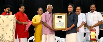 ഇരിങ്ങാലക്കുടയിൽ ഗോപിനാഥൻ പുരസ്‌കാരം കലാമണ്ഡലം ആശിർവാദ് രാധാകൃഷ്ണന് സദനം കൃഷ്ണൻകുട്ടി സമ്മാനിക്കുന്നു