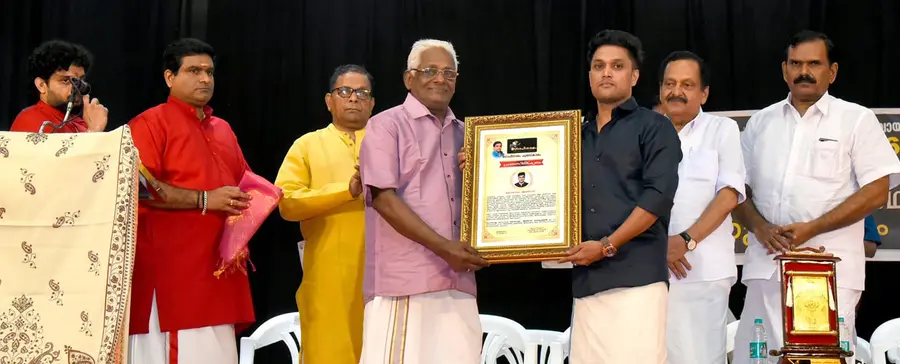 ഇരിങ്ങാലക്കുടയിൽ ഗോപിനാഥൻ പുരസ്‌കാരം കലാമണ്ഡലം ആശിർവാദ് രാധാകൃഷ്ണന് സദനം കൃഷ്ണൻകുട്ടി സമ്മാനിക്കുന്നു