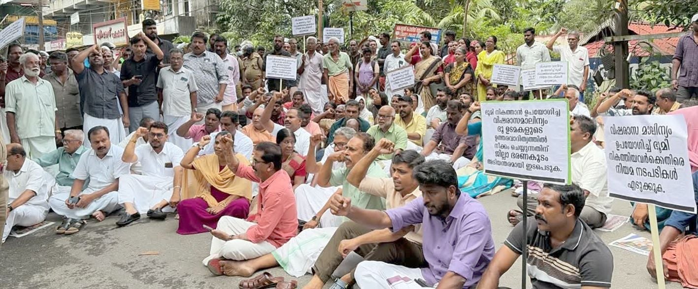 രാസമാലിന്യ വിഷയത്തിൽ  അഴീക്കോട് പുത്തൻപള്ളി ജങ്‌ഷനിൽ  റോഡ് ഉപരോധിക്കുന്നു