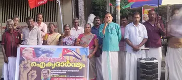 ഇരിങ്ങാലക്കുടയിൽ ക്യൂബൻ ഐക്യദാർഢ്യ സദസ്സ് സിഐടിയു സംസ്ഥാന കമ്മിറ്റി അംഗം ഉല്ലാസ് കളക്കാട്ട് ഉദ്ഘാടനം ചെയ്യുന്നു