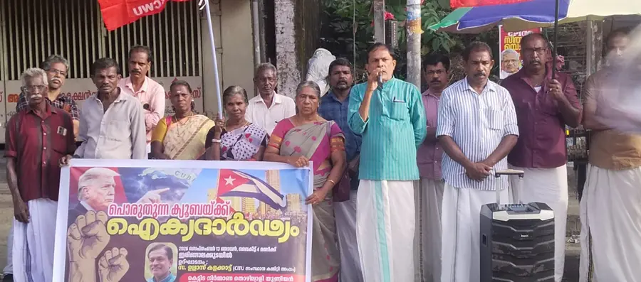 ഇരിങ്ങാലക്കുടയിൽ ക്യൂബൻ ഐക്യദാർഢ്യ സദസ്സ് സിഐടിയു സംസ്ഥാന കമ്മിറ്റി അംഗം ഉല്ലാസ് കളക്കാട്ട് ഉദ്ഘാടനം ചെയ്യുന്നു