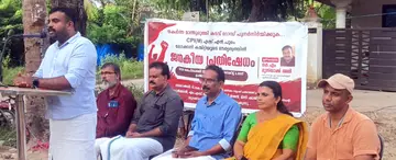 മാന്തുരുത്തി കടവ് റോഡ് പുനർ നിർമിക്കണമെന്നാവശ്യപ്പെട്ട് സിപിഐ എം സംഘടിപ്പിച്ച പ്രതിഷേധ യോഗം ഏരിയ സെക്രട്ടറി മുസ്താക്കലി ഉദ്ഘാടനം ചെയ്യുന്നു