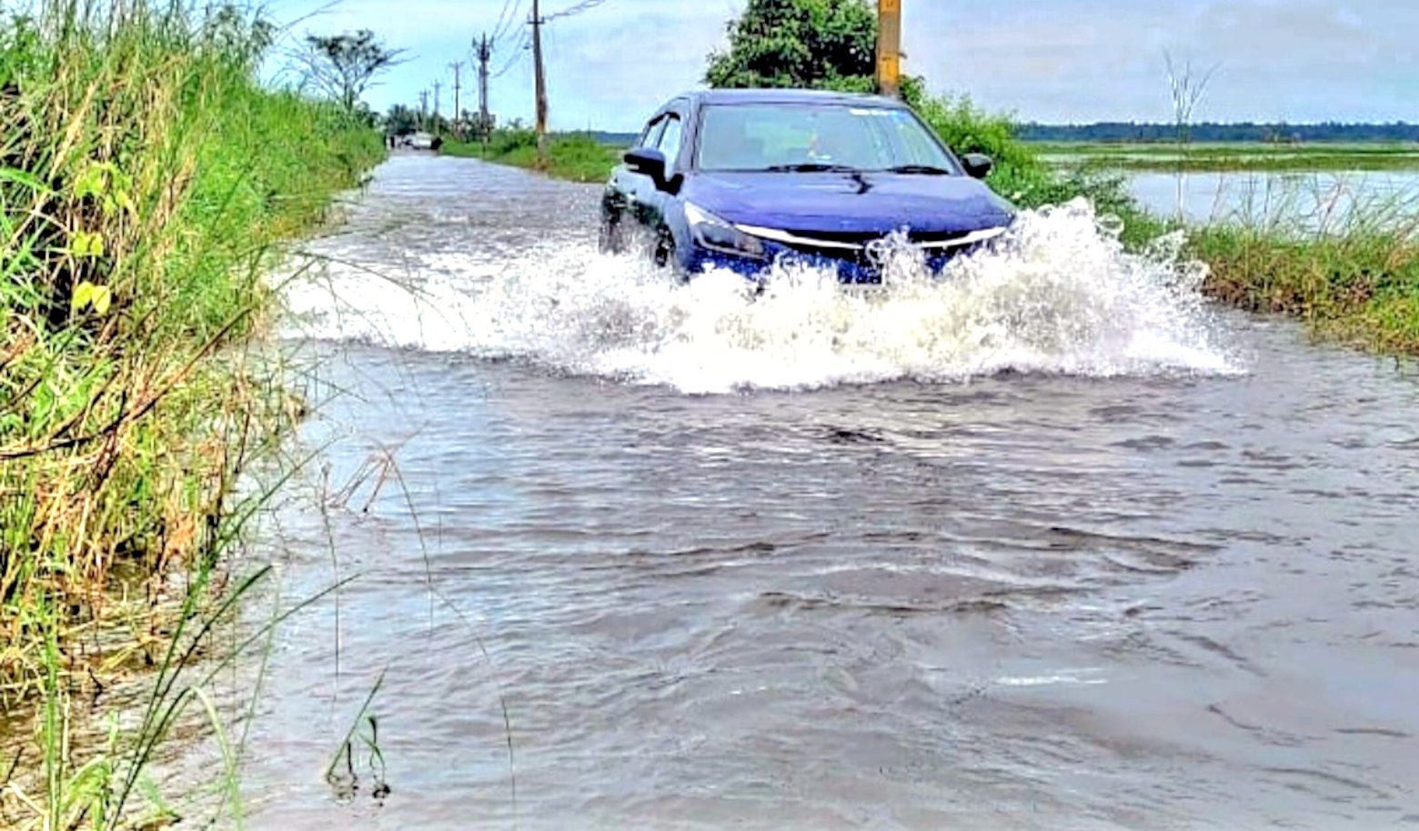 വീണ്ടും വെള്ളക്കെട്ടിലായ മനക്കൊടി–പുള്ള് റോഡ്