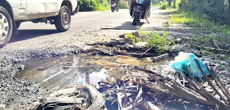 പുത്തൻപീടിക മുറ്റിച്ചൂർ റോഡിൽ മാത്തു തോടിന് സമീപം വാട്ടർ അതോറിറ്റിയുടെ പ്രധാന പൈപ്പ് പൊട്ടി കുടിവെള്ളം കുത്തിയൊലിച്ച് പൊതുമരാമത്ത് റോഡ് ഇടിഞ്ഞ് കുഴിഞ്ഞ നിലയിൽ